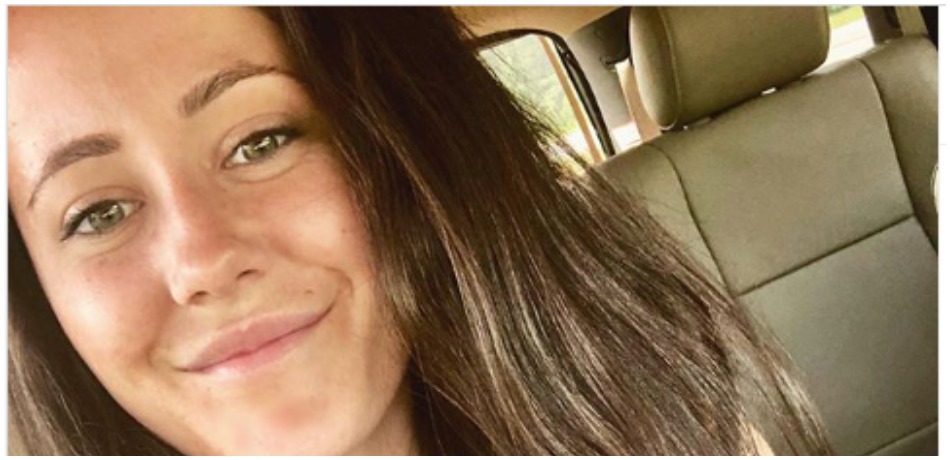 Jenelle Evans smiles for a selfie.