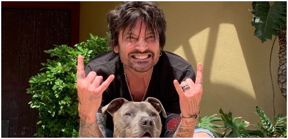 Tommy Lee poses with his dog.