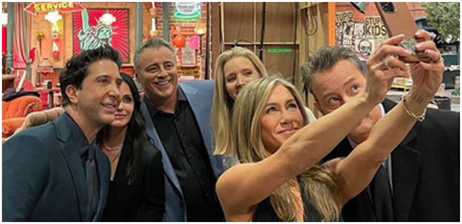 Jennifer Aniston and the cast of Friends.