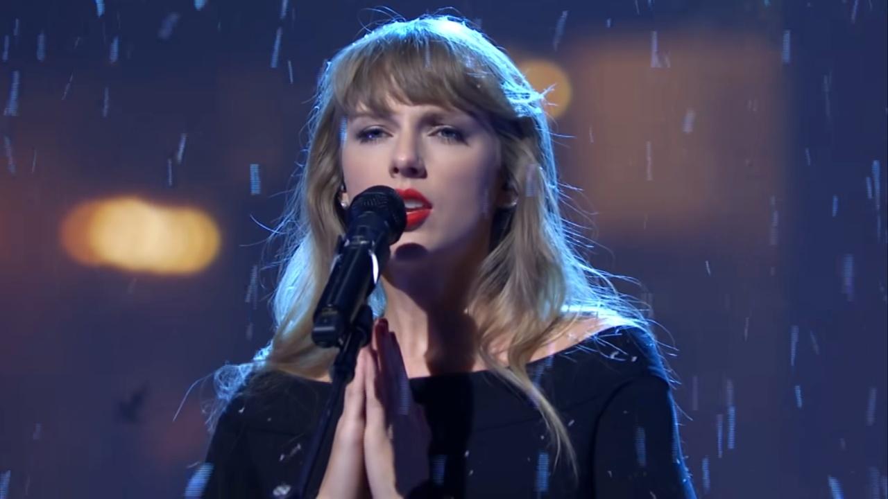 taylor swift performs on SNL.