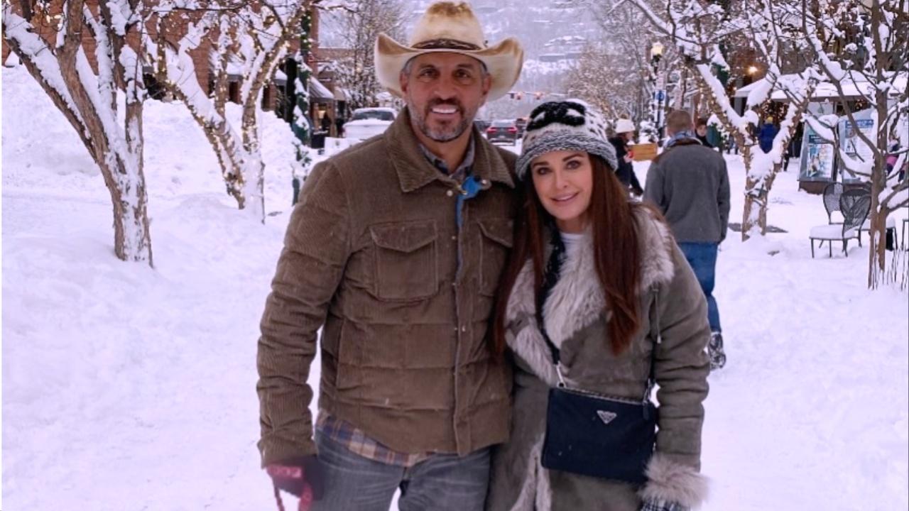 Kyle Richards and Mauricio Umansky smiling.